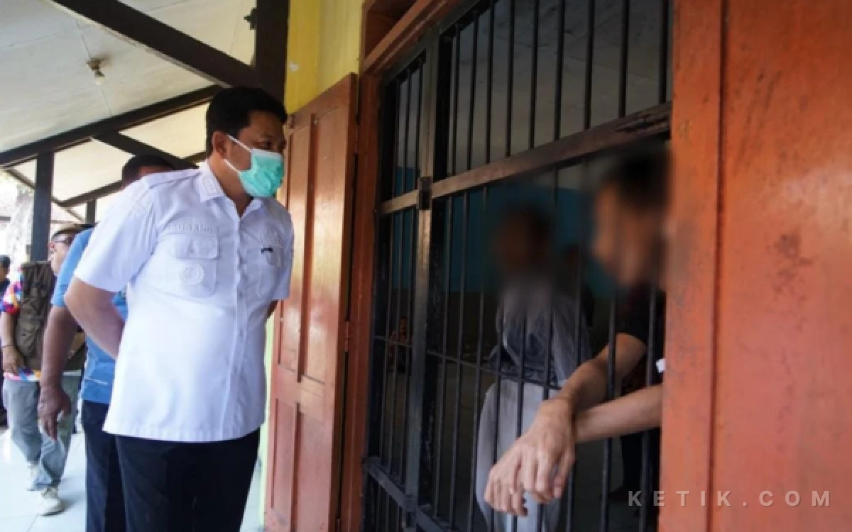 Foto Para penghuni Liponsos Sidoarjo menyapa Bupati Subandi yang mengunjungi mereka pada Jumat (16 Oktober 2026). ( Foto: Kominfo Sidoarjo)