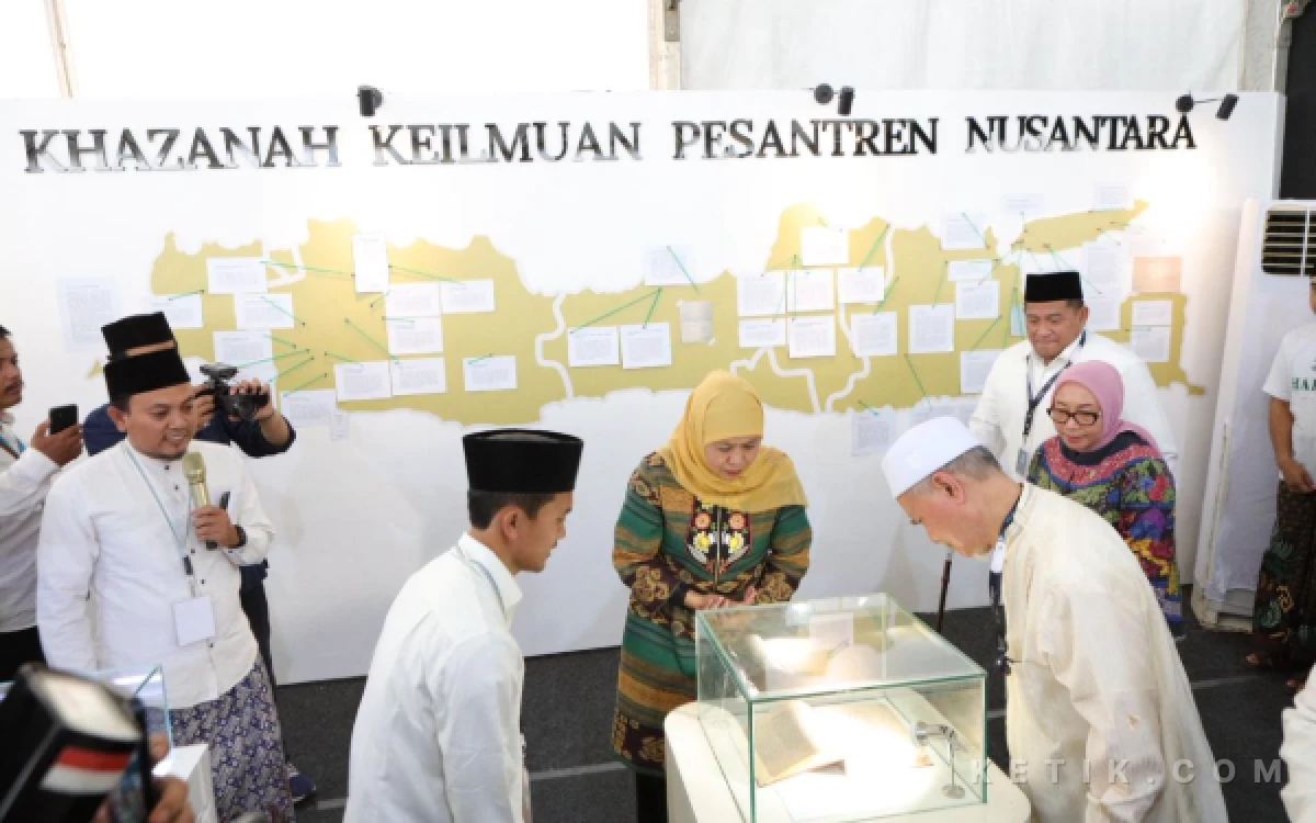 Foto Gubernur Jawa Timur, Khofifah Indar Parawansa di Pameran bertajuk “Turots di Muktamar”, Kamis (27/8/2026).  (Foto: Rifat/Ketik.com)