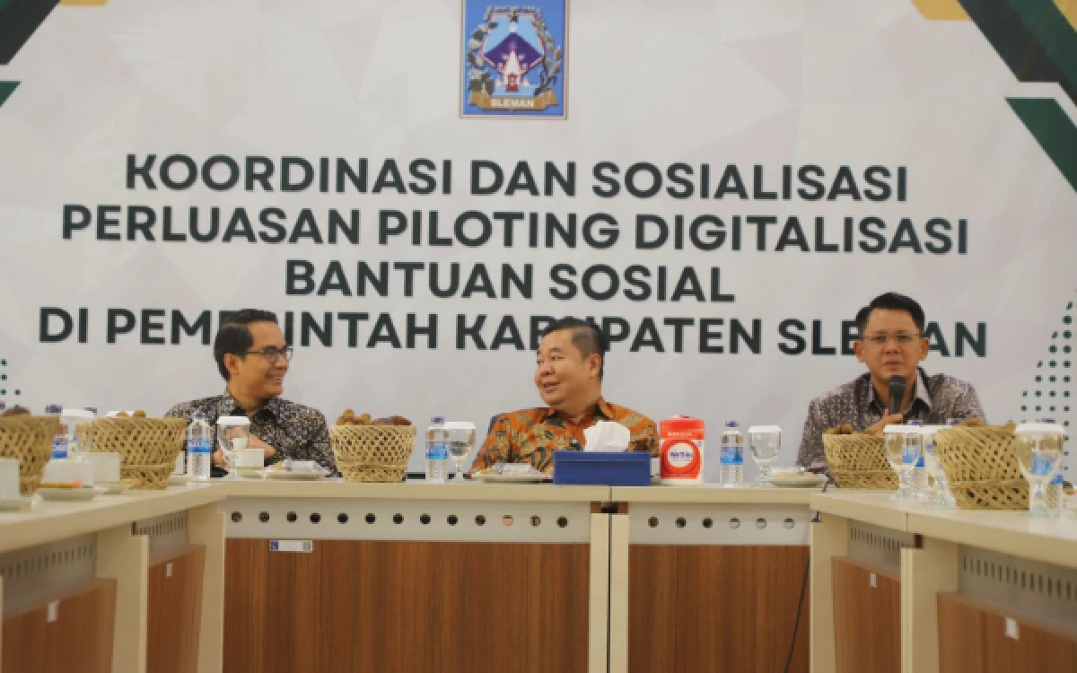 Foto Dirjen Dukcapil Kemendagri Teguh Setyabudi (tengah) bersama Wakil Bupati Sleman Danang Maharsa (kanan) saat memimpin rapat koordinasi digitalisasi bantuan sosial berbasis Identitas Kependudukan Digital (IKD) di Kabupaten Sleman. (Foto: Fajar R/Ketik.com)