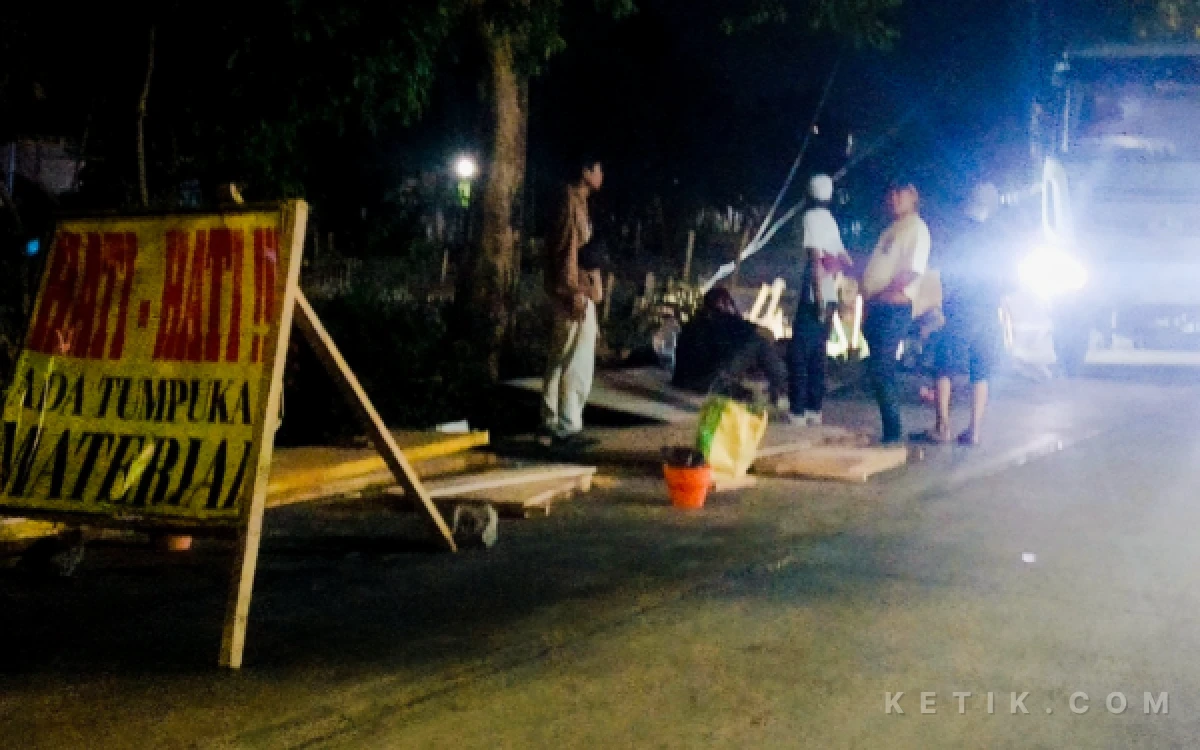 Foto Para pekerja proyek lembur hingga dini hari untuk mengejar keterlambatan pengerjaan jembatan Candinegoro, Kecamatan Wonoayu. (Foto: Fathur Roziq/Ketik.com)
