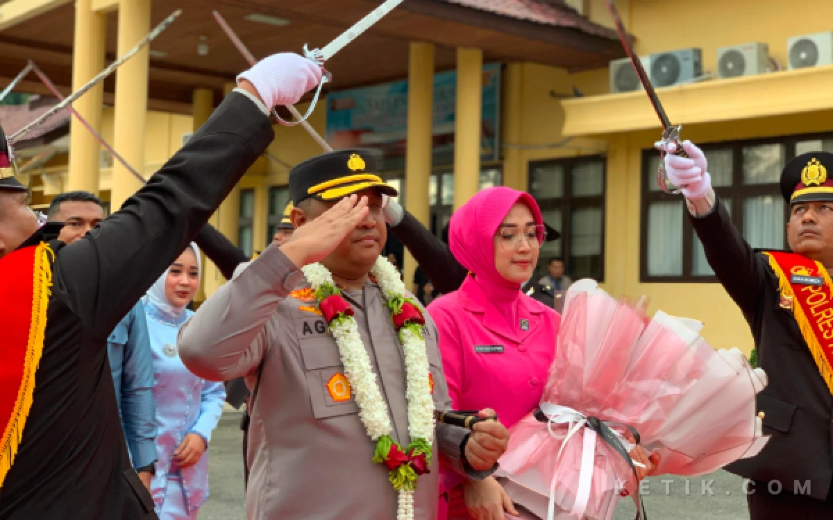 Foto Pedang Pora perpisahan AKBP Agus Sulistianto di Mapolres Abdya, Blangpidie, Jumat (17/7/2026). (Foto: T. Rahmat/Ketik)