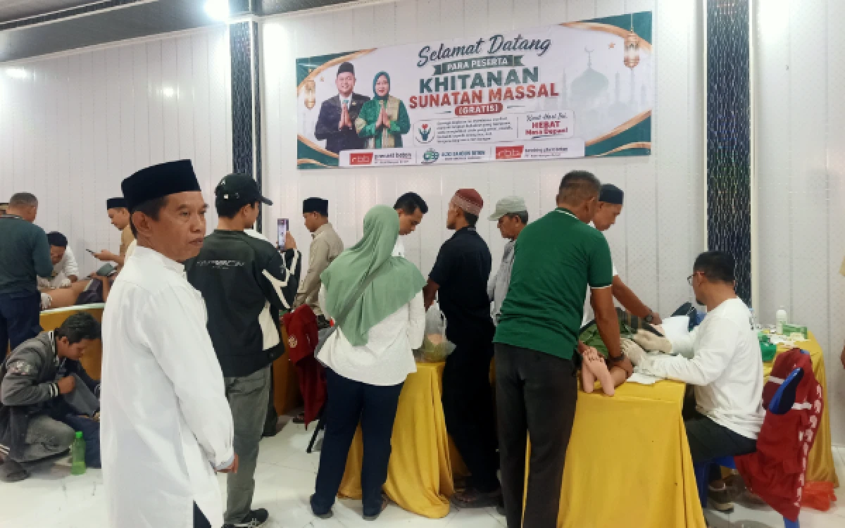 Foto Suasana pelaksanaan khitanan massal gratis yang digelar PT Rizki Bangun Beton di Rumah Perjuangan Regen, Bambu Kuning, Desa Kadu Agung Barat, Kecamatan Cibadak, Kabupaten Lebak, Minggu (21/6/2026). (Foto: Abdul Kohar/Ketik com)