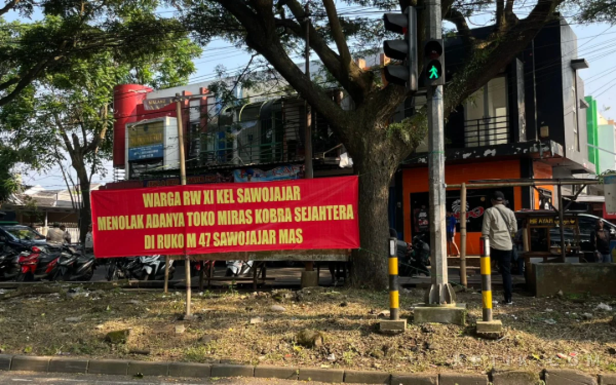Foto Warga menolak adanya toko yang menjual minol di dekat kawasan pemukiman. (Foto: Lutfia/Ketik.com)