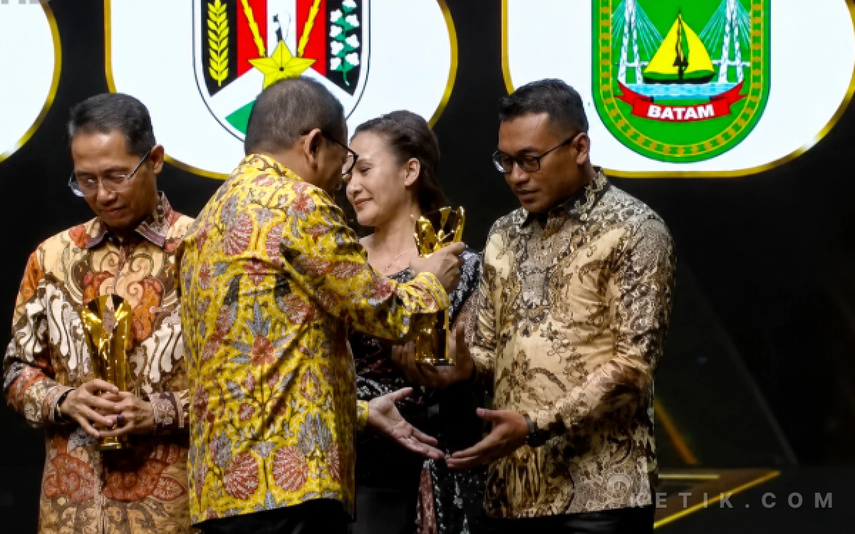 Foto Bupati Abdya, Safaruddin menerima penghargaan Pemimpin Daerah Awards 2026 iNews yang diserahkan oleh Kepala Badan Komunikasi Pemerintah RI, Muhammad Qodari di Jakarta Concert Hall, iNews Tower, Jakarta Pusat, Kamis (27/8/2026) malam. (Foto: HO)