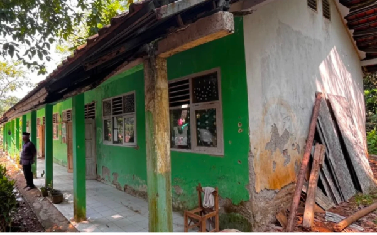 Thumbnail Berita - 40 Siswa Belajar di Bangunan Nyaris Roboh, Mahasiswa KKN Nusantara Galang Donasi Renovasi MI Al-Wathon di Pedalaman Lebak
