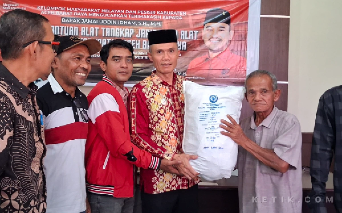 Thumbnail Berita - Dari Aspirasi, Jamaluddin Idham Salurkan Bantuan Alat Tangkap untuk Nelayan Abdya