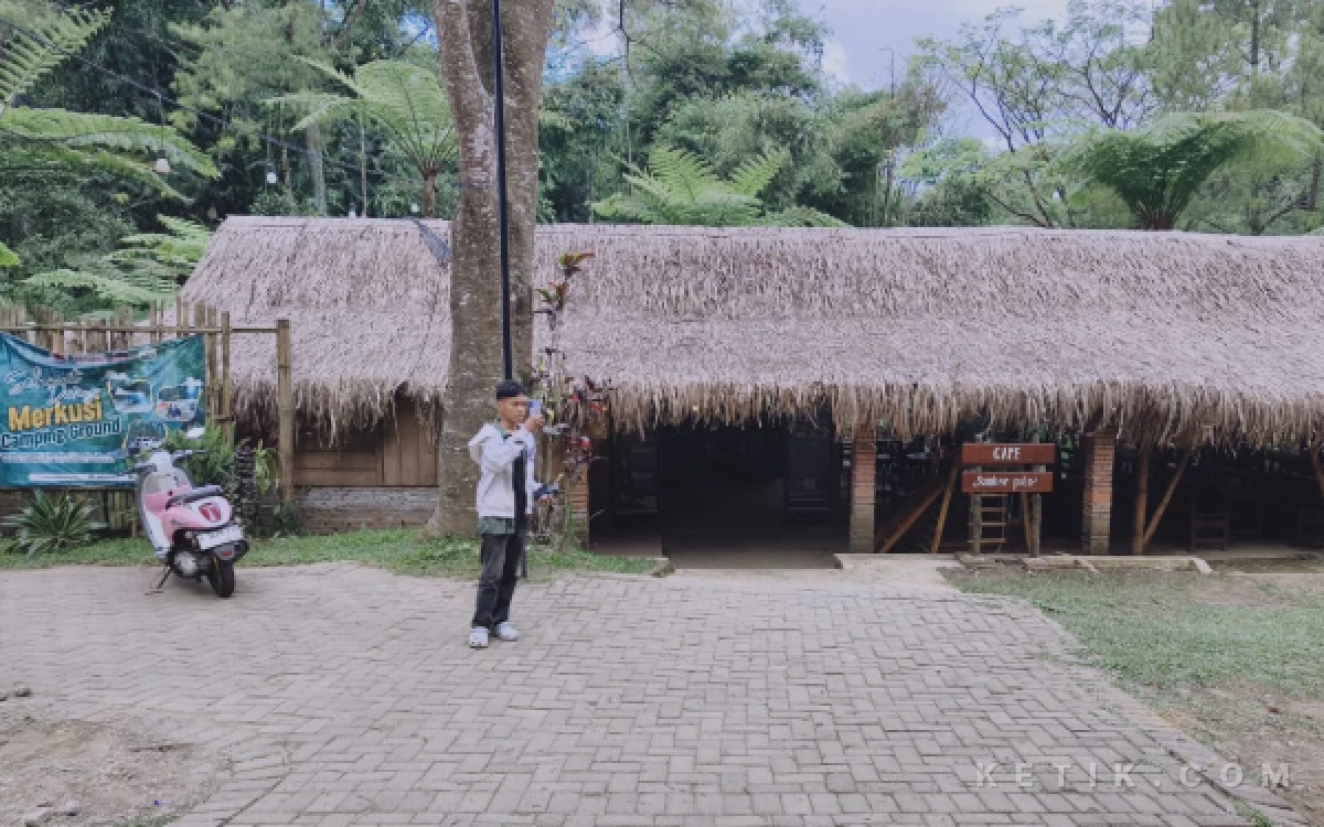 Foto Selain menyediakan camping ground, Lembah Merkusi juga menyediakan fasilitas kafe yang buka 24 jam tiap akhir pekan. (Foto: Dendy/Ketik.com)