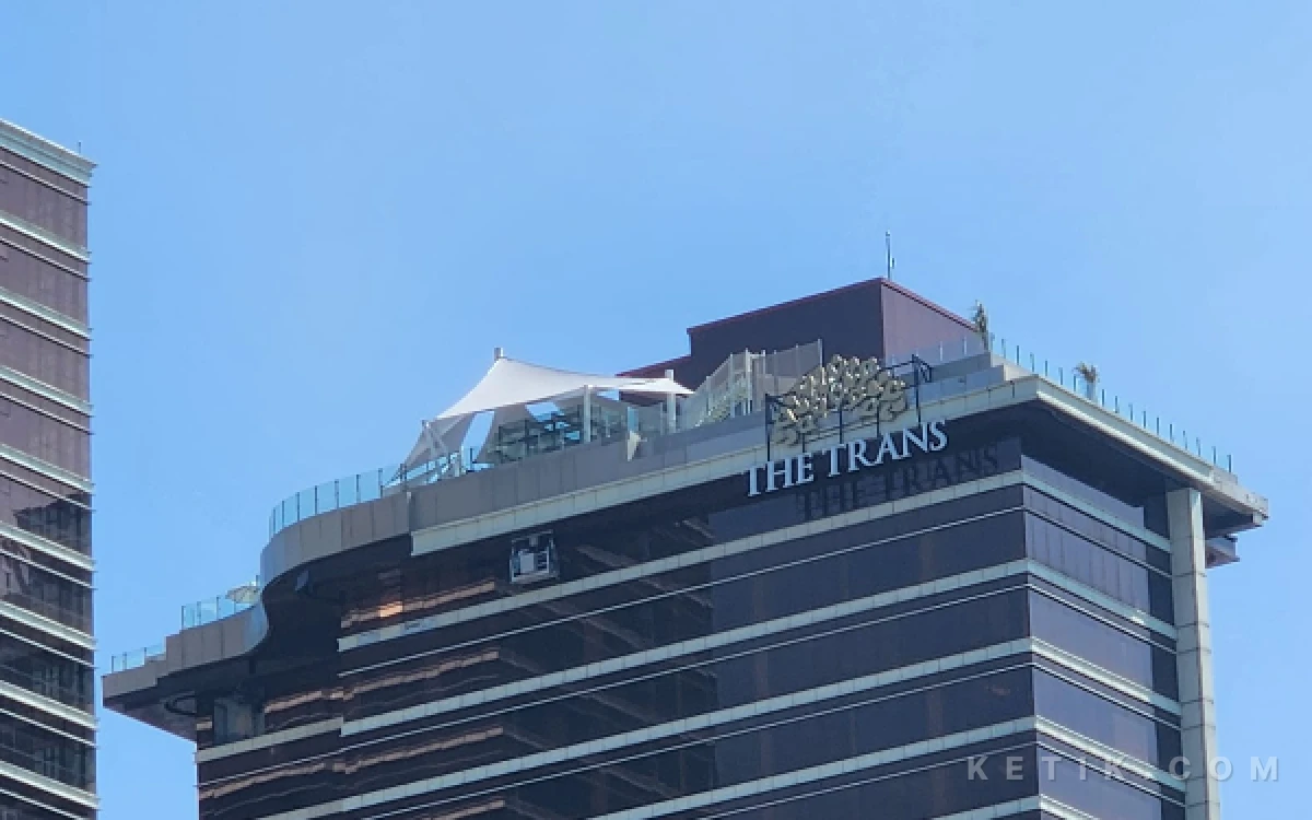 Foto Gedung The Trans di Jalan Ahmad Yani Surabaya yang di lantai 28 atau paling atas terdapat kafe dengan view Kota Surabaya dari ketinggian. (Foto: Fiqih Arfani/ketik.com)