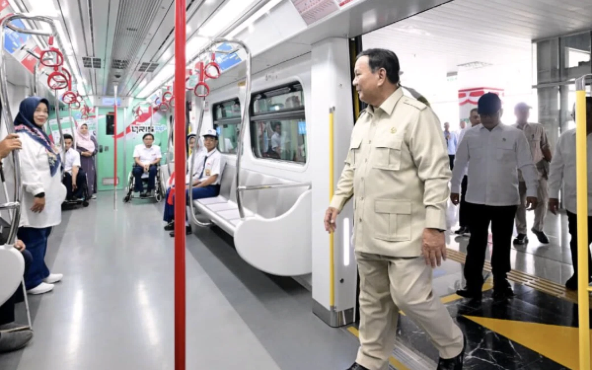 Foto Presiden Prabowo Subianto bersama sejumlah masyarakat menjajal layanan LRT Jakarta jalur Kelapa Gading–Manggarai, Jakarta, pada Rabu, 16 September 2026. (Foto: BPMI Setpres/Muchlis Jr)