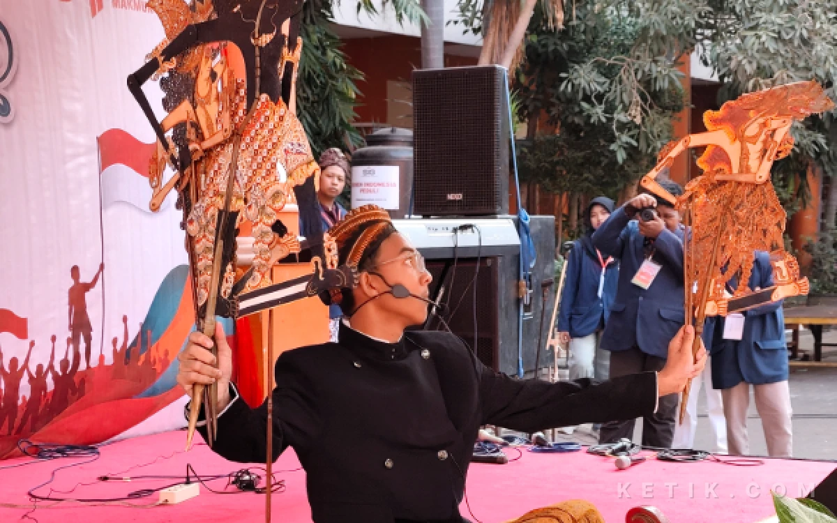 Foto Avito Bintang Pratama, Siswa SMPN 1 Gresik Saat Tampil Memainkan Wayang di HUT SMPN 1 Gresik, Sabtu, 29 Agustus 2026 (Foto: Daniel Andayawan/Ketik.com)