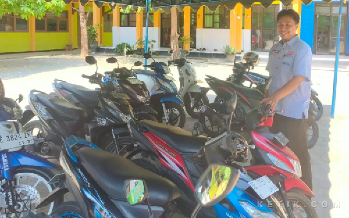Foto Guru Jurusan Teknik Sepeda Motor (TSM) SMKN 3 Pacitan, Fajar Ardiyanto, menunjukkan sepeda motor yang telah selesai menjalani servis gratis dalam program layanan servis sepeda motor gratis di Bengkel TSM SMKN 3 Pacitan, Kamis, 8 Oktober 2026.
