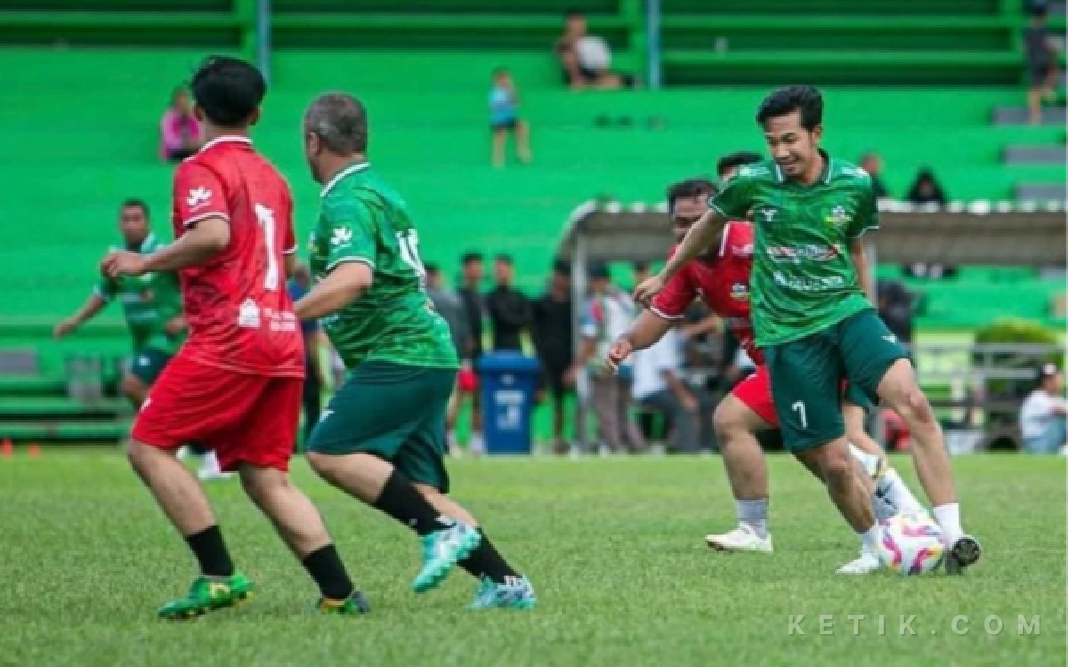 Foto Rafi Wibisono main sepak bola persahabatan di Lapangan Jenggolo. (Foto: Istimewa)