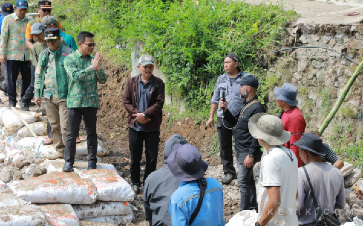 Thumbnail Berita - Bupati KDS Instruksikan Perbaikan 10 Rumah Warga dan Saluran Irigasi Terdampak Longsor Kutawaringin
