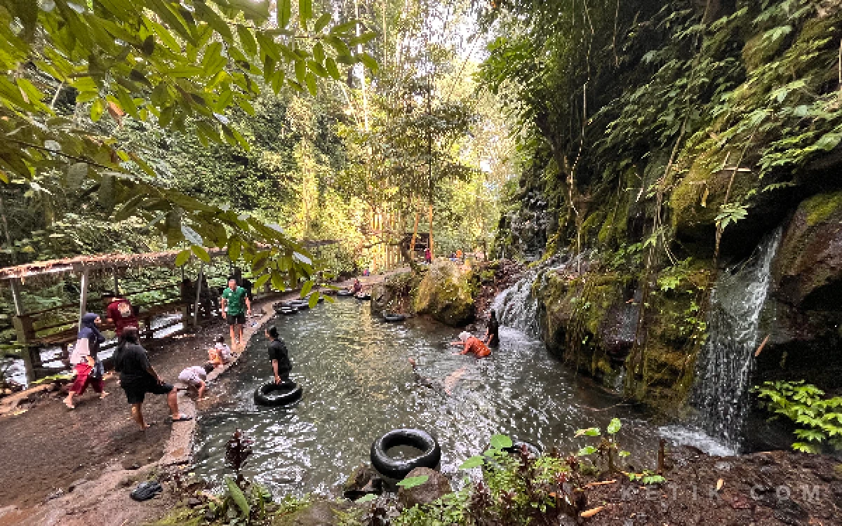 Foto Sejumlah wisatawan terlihat tengah bermain air di Coban Sumber Telu. (Foto: Dok. Ketik.com)