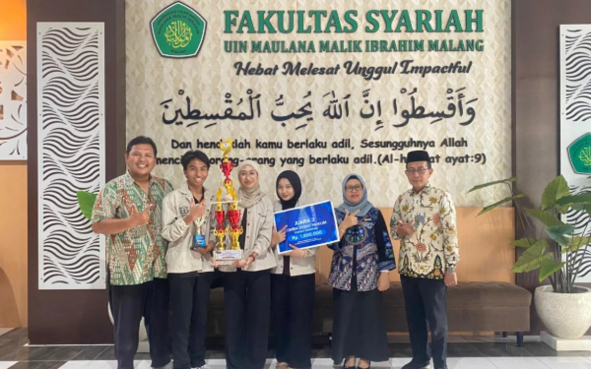 Thumbnail Berita - Membanggakan! Tim LADEIC Fakultas Syariah UIN Malang Sabet Juara III Tingkat Nasional Lomba Debat Hukum Nasional