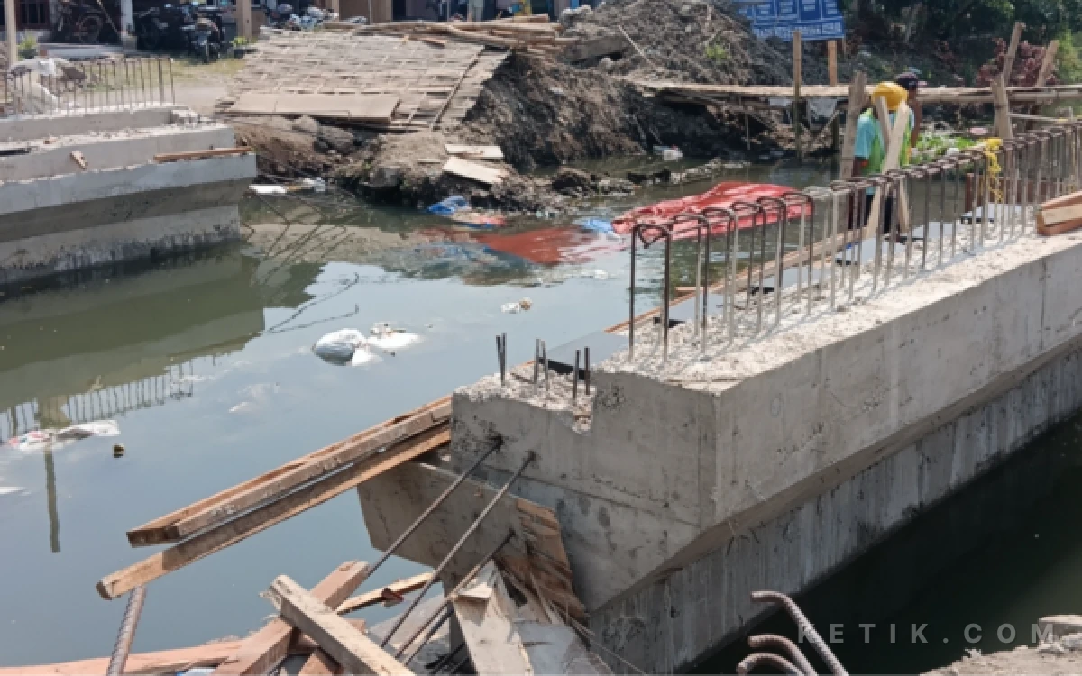 Foto Inilah penampakan kondisi jembatan Candinegoro saat disidak Bupati Subandi pada Selasa (6 Oktober 2026). (Foto: Fathur Roziq/Ketik.com).