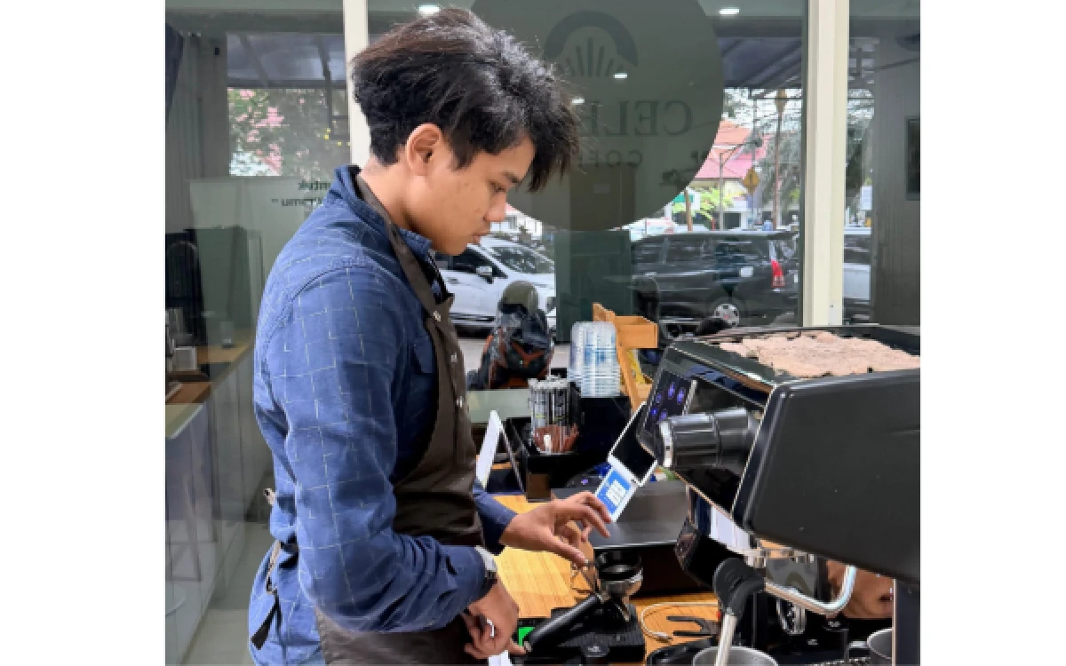 Foto Faiq salah seorang Barista di Celeste Coffe sedang meracik menu kopi andalan nya, yakni Butterscotch Milk Coffee. (Foto: Caleste Coffe)