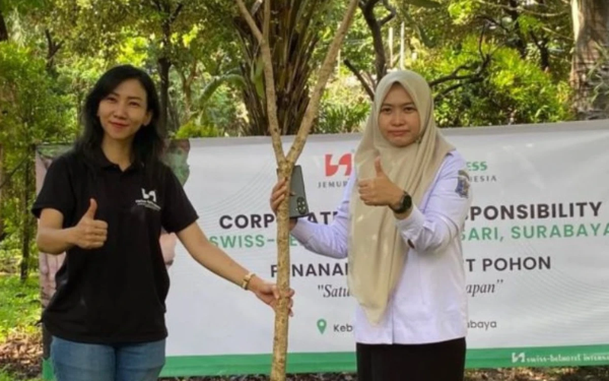Thumbnail Berita - Sambut HUT Kota Surabaya, Swiss-belexpress Jemursari Gelar Penghijauan di Kebun Bibit