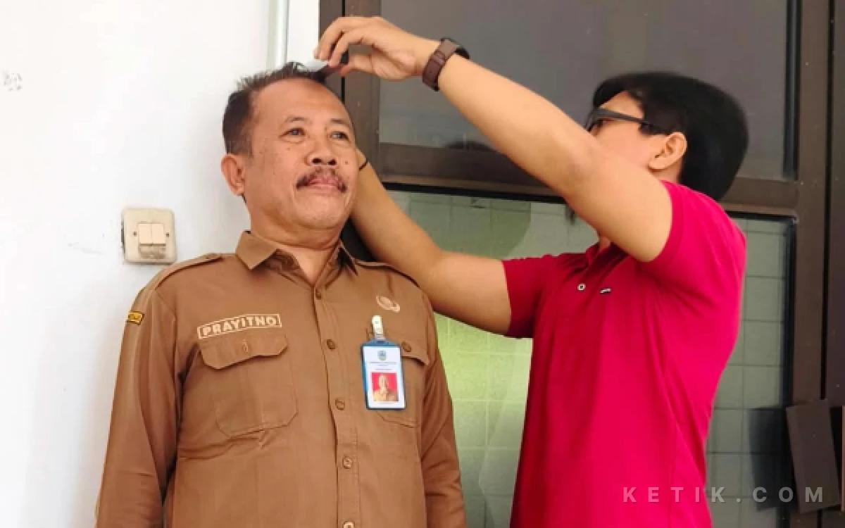 Foto Staf Ahli Bupati Pacitan Bidang Pembangunan, Ekonomi dan Keuangan Pemkab Pacitan, Prayitno, saat mendaftar pemeriksaan CKG.