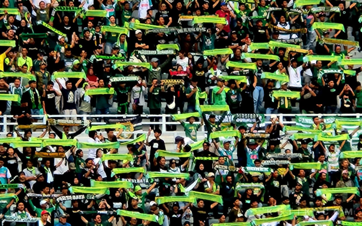 Foto Suporter Persebaya, Bonek Mania, saat mendukung tim kebanggaannya bertanding di Stadion Gelora Bung Tomo Surabaya beberapa waktu lalu. (Foto: Fiqih Arfani/ketik.com)