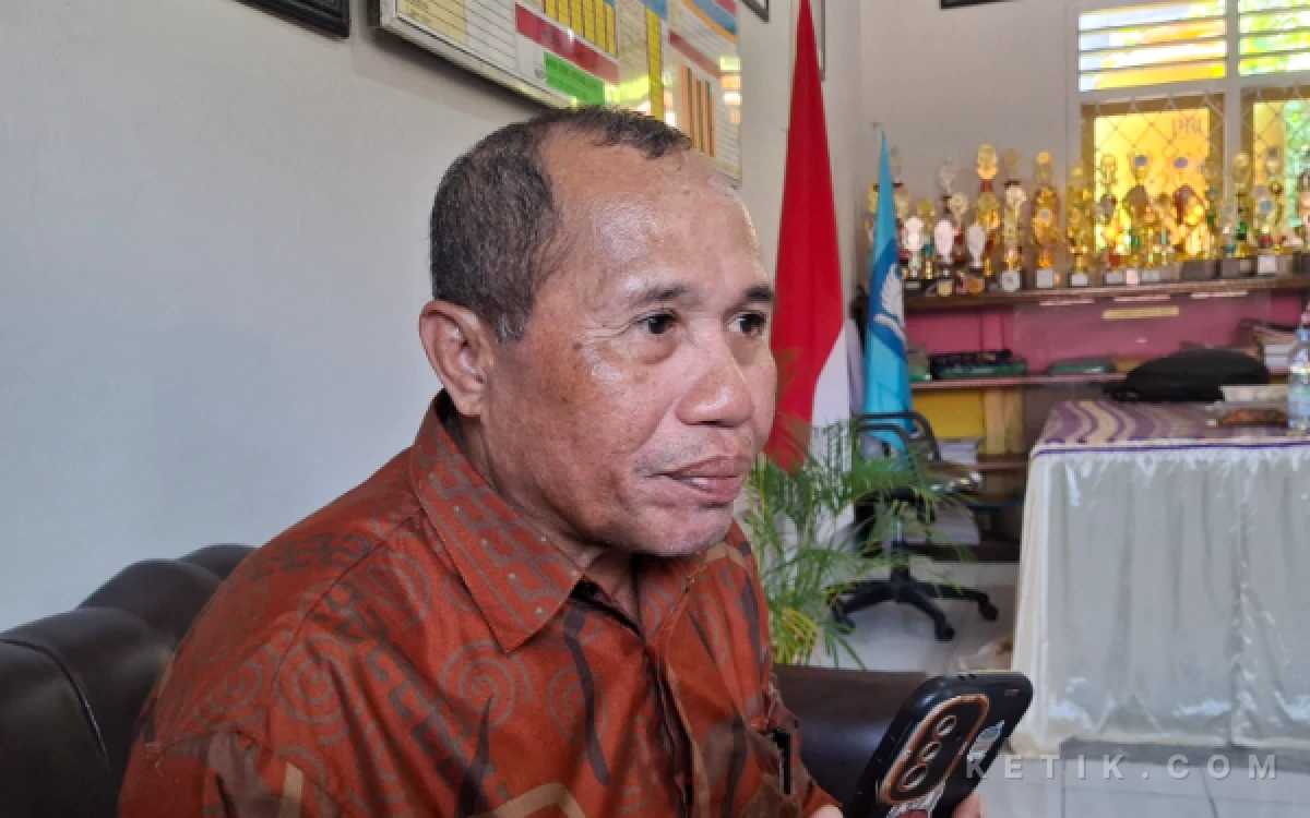 Foto Kepala SDN 80 Halmahera Selatan Amir Ode Arsad saat diwawancara (Foto: Mursal)
