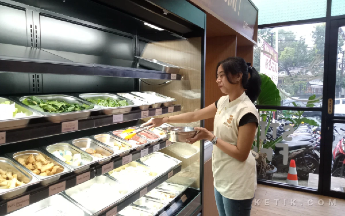 Foto Pengunjung sedang mengambil isian sendiri di Setumpuk Stirfry Malang. (Foto: Aliyah/Ketik.com)