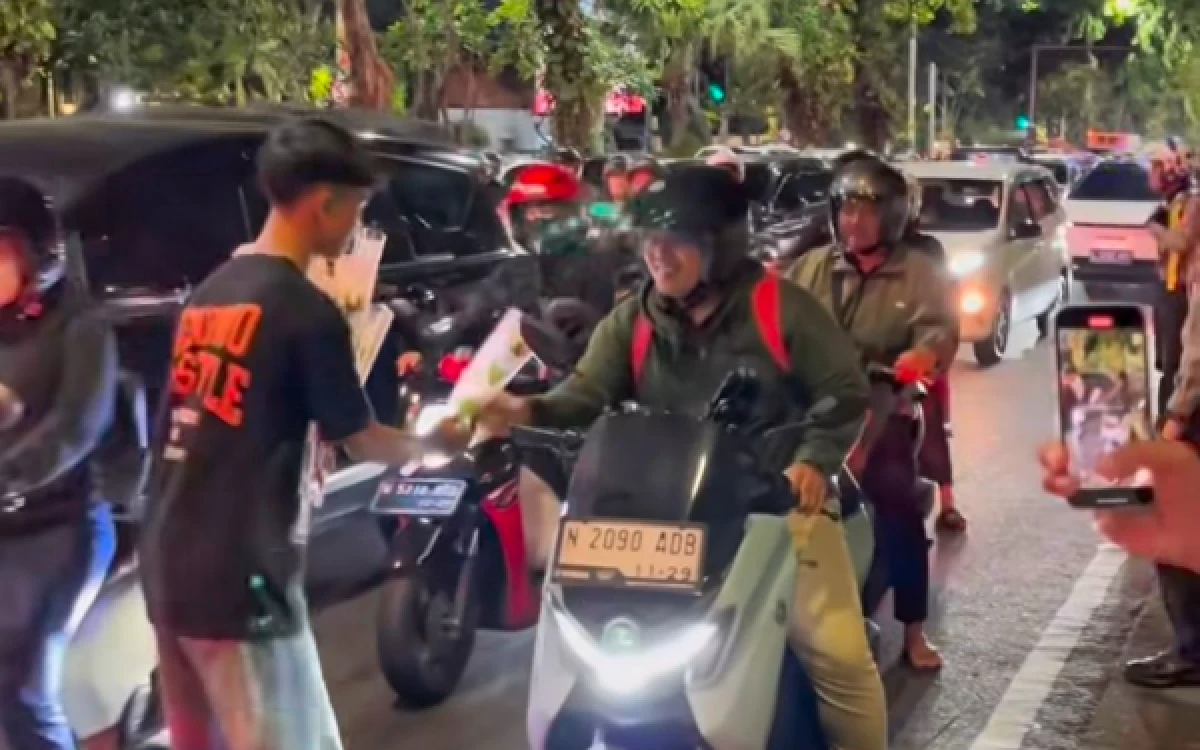 Thumbnail Berita - Bonek Bagi-Bagi Bunga di Jalan Darmo Surabaya, Respons Peristiwa Memilukan di Malang