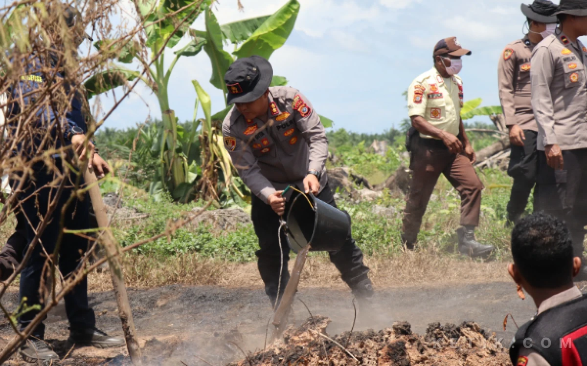 Foto Kapolres Abdya, AKBP Ade Gita bersama personel terlibat langsung memadamkan api di lokasi karhutla Kecamatan Babahrot, Selasa (1/9/2026). (Foto: T. Rahmat/Ketik)