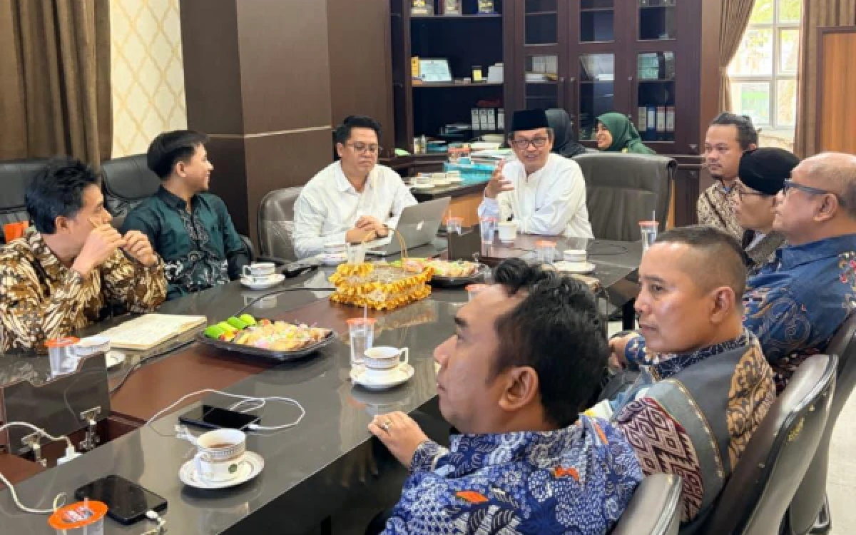 Foto Momen diskusi membahas pemanfaatan tracer study untuk evaluasi kurikulum dan peningkatan kualitas lulusan. (Foto: CDC UIN Malang)