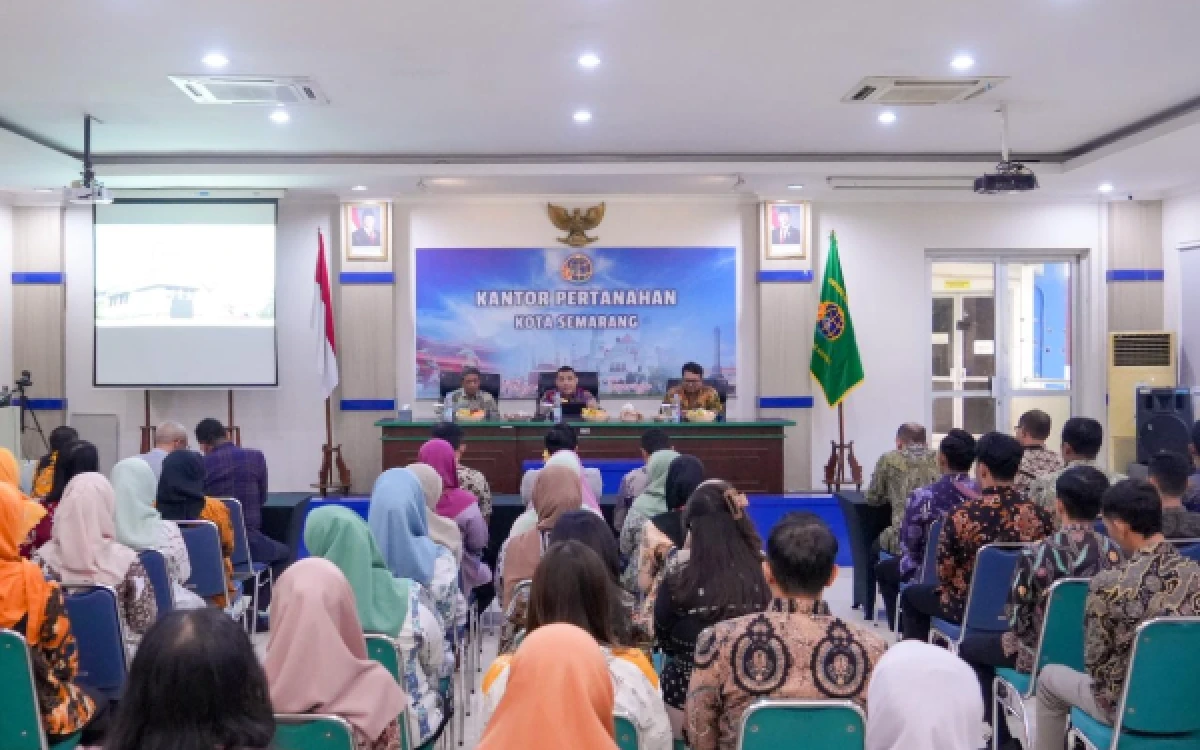 Thumbnail Tinjau Pelayanan Kantah Kota Semarang, Wamen Ossy: Jangan Tunda Berkas, Percepat Layanan Pertanahan