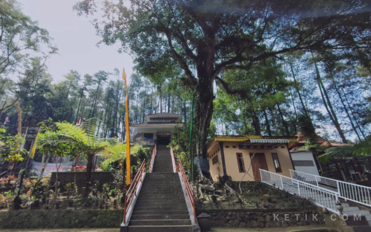 Foto Ruangan di kanan disebut sebagai makam Eyang Tunggul Manik dan Eyang Tunggul Wati. (Foto: Dendy/Ketik.com)