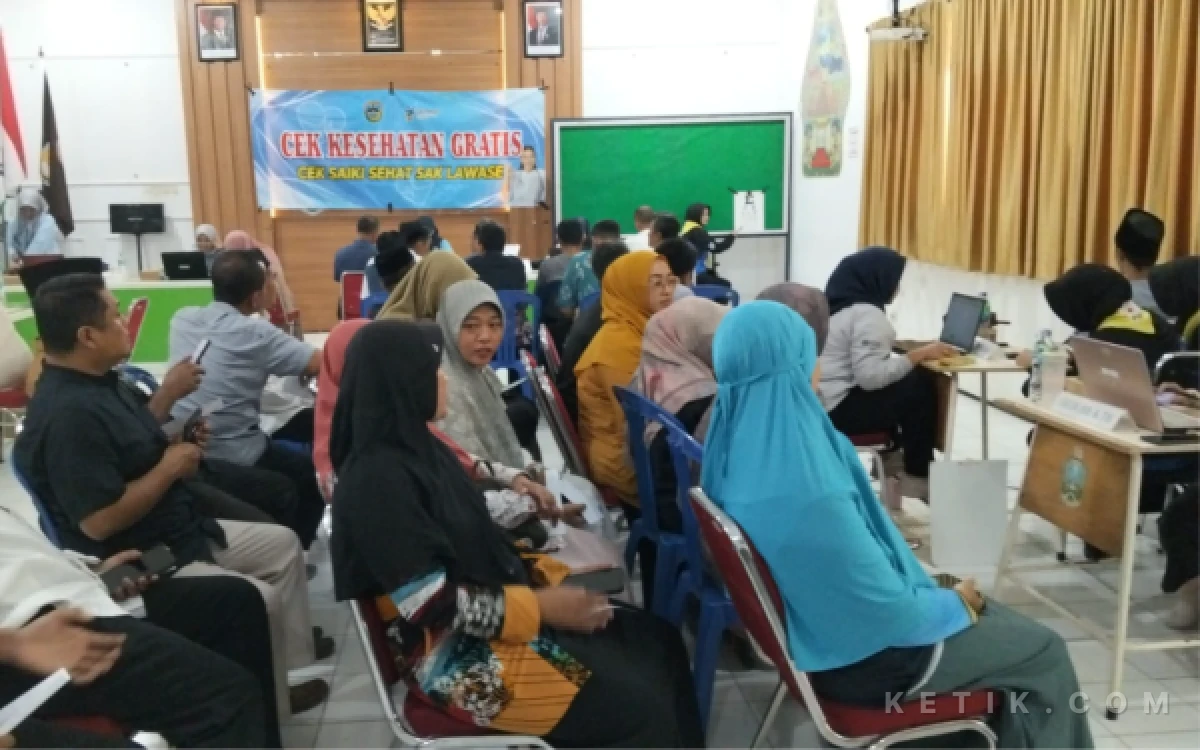 Foto Momen mengantre guru dan tenaga kependidikan mengikuti program Cek Kesehatan Gratis (CKG), Kamis, 22 Oktober 2026.