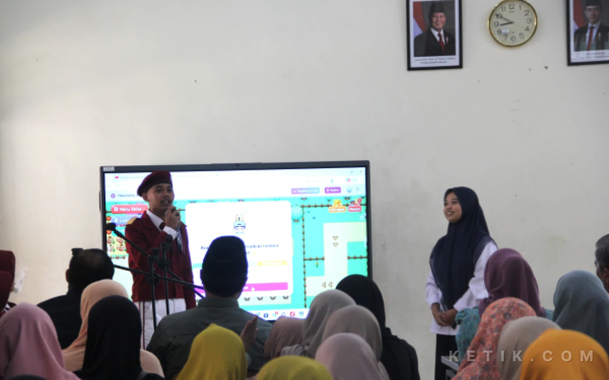 Foto Salah satu murid Sekolah Rakyat Terintegrasi 8 Jombang memperagakan simulasi pembelajaran interaktif berbasis digital di depan para wali murid sebelum pembagian rapor, 20 Juni 2026. (Foto: Rahmat Rifadin/Ketik.com)
