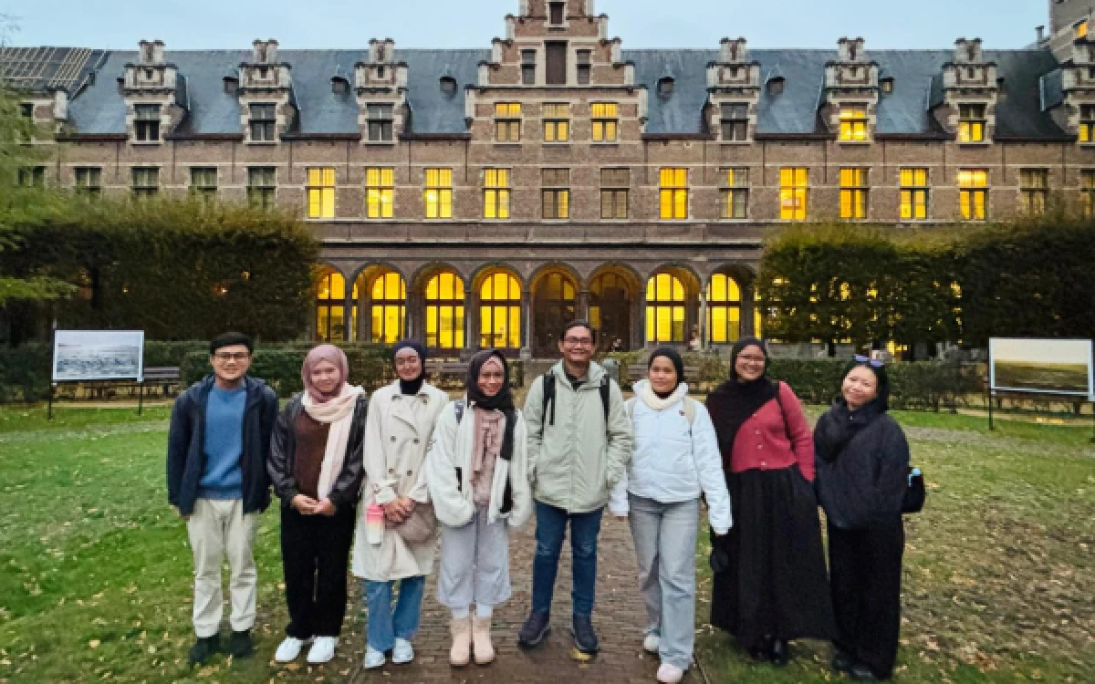 Foto Peserta ISMASH 2026 berpose di depan Bibliotheek Stadscampus Universiteit Antwerpen Belgia selepas sharing session bersama peneliti ARCHES dan pengurus PPI Setempat. (Foto: UIN Malang)