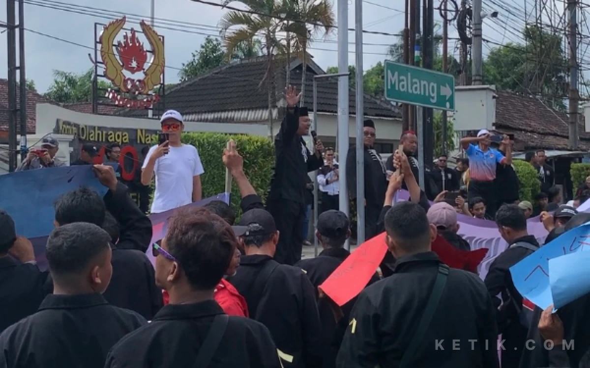 Thumbnail Berita - Ratusan Massa PSHT Hitamkan Kantor KONI Blitar, Ancam Turun Aksi 10 Kali Lipat
