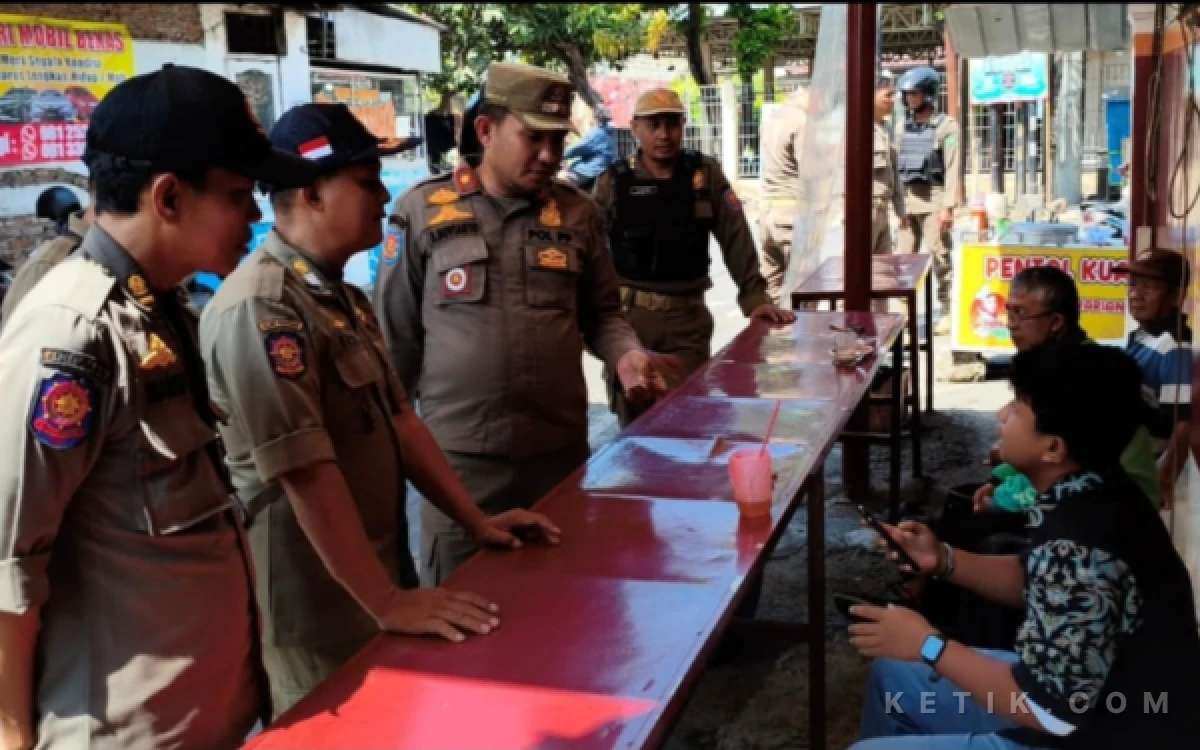 Foto Personel gabungan Satpol PP Sidoarjo dan Jatim menanyai pengelola warkop yang biasa ditempati pelajar nongkrong saat jam belajar sekolah. (Foto: Satpol PP Sidoarjo).