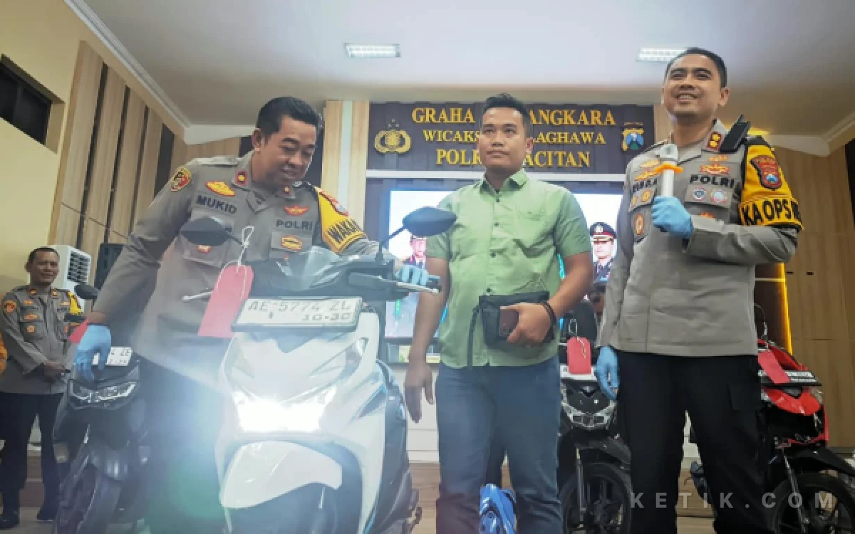 Foto Kapolres Pacitan AKBP Ayub Diponegoro Azhar bersama jajaran memperlihatkan sejumlah sepeda motor hasil pengungkapan kasus pencurian kendaraan bermotor dalam konferensi pers di Graha Bhayangkara Polres Pacitan, Rabu, 19 Agustus 2026. Salah satu kendaraan yang berhasil ditemukan kemudian diserahkan kembali kepada pihak korban.
