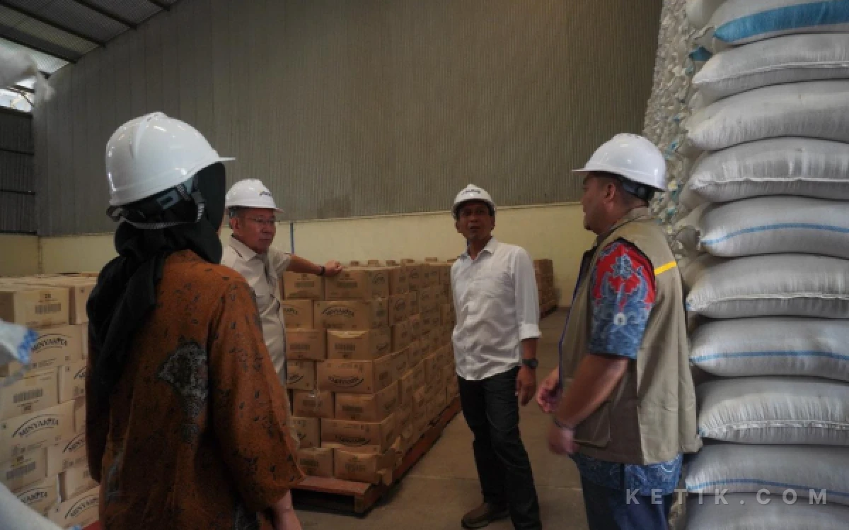 Thumbnail Berita - Anggota DPR RI Wihadi Wijanto Tinjau Stok Beras di Gudang Bulog Kalitidu