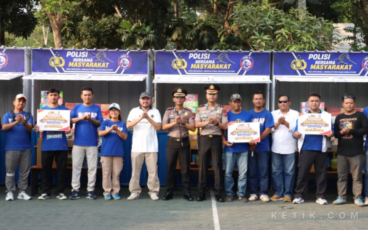 Foto Kapolres Malang AKBP Rulian Syauri berfoto bersama usai menyerahkan rombong UMKM untuk Aremania sebagai wujud Slogan Bersama Masyarakat. (Foto: Binar Gumilang/Ketik.com)