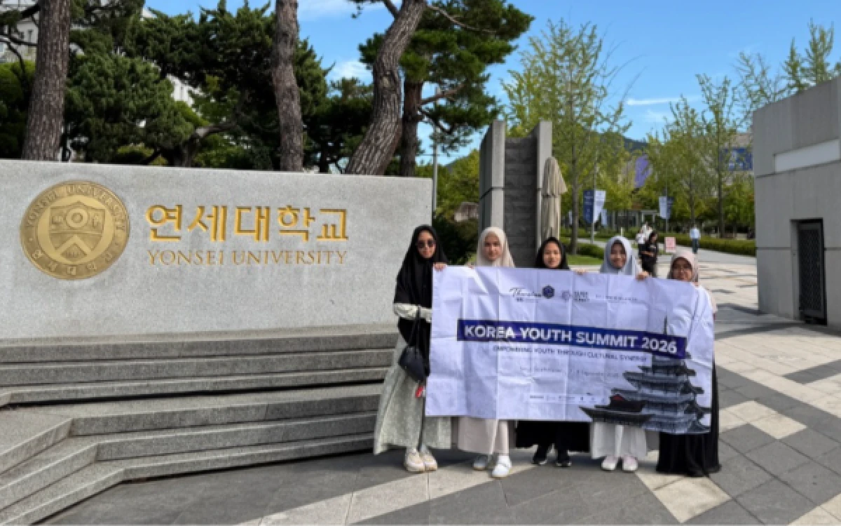 Foto Lima santri Thursina IIBS membuktikan kemampuan riset hingga kancah internasional. (Foto: Thursina IIBS)
