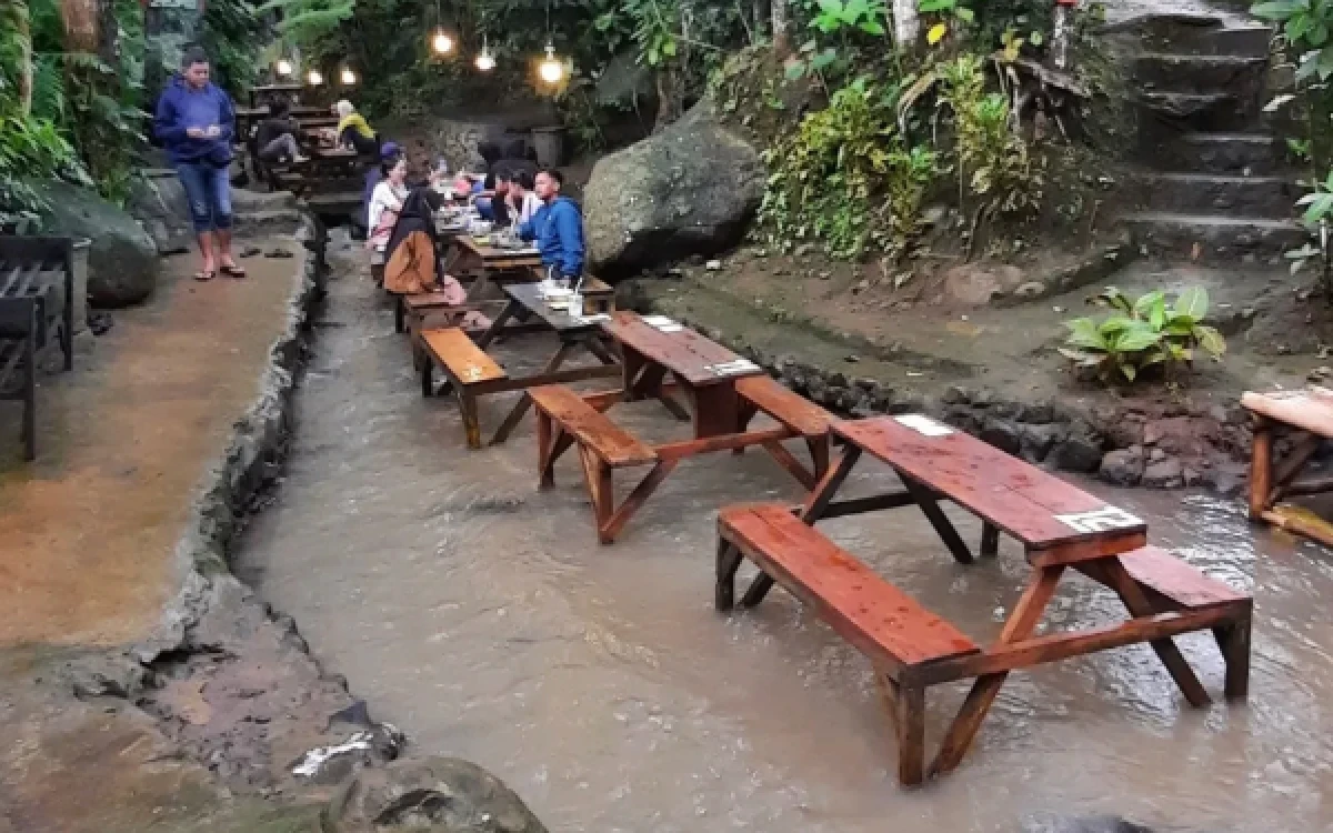 Thumbnail Berita - Sumber Biru Jombang, warung makan di atas sungai dengan pemandangan Kaki Gunung Anjasmoro