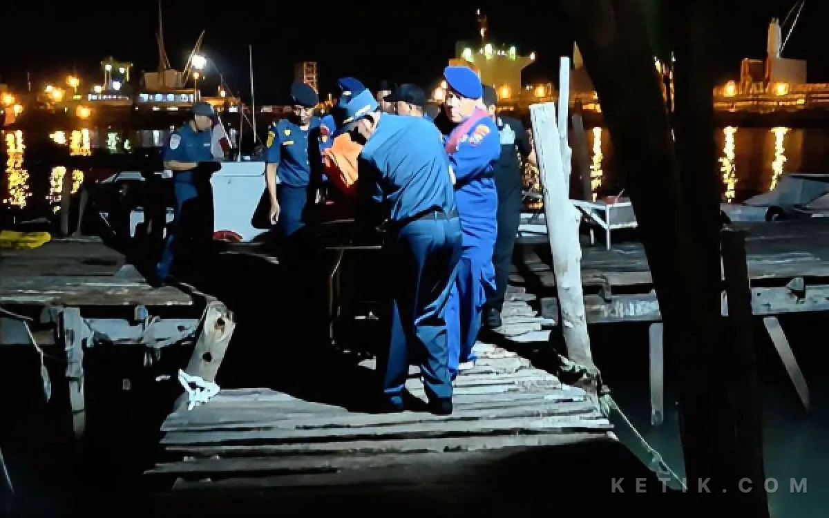 Foto Proses Evakuasi ABK Korban Perahu Tenggelam di Depan PLTU Gresik (Foto: Daniel Andayawan/Ketik.com)