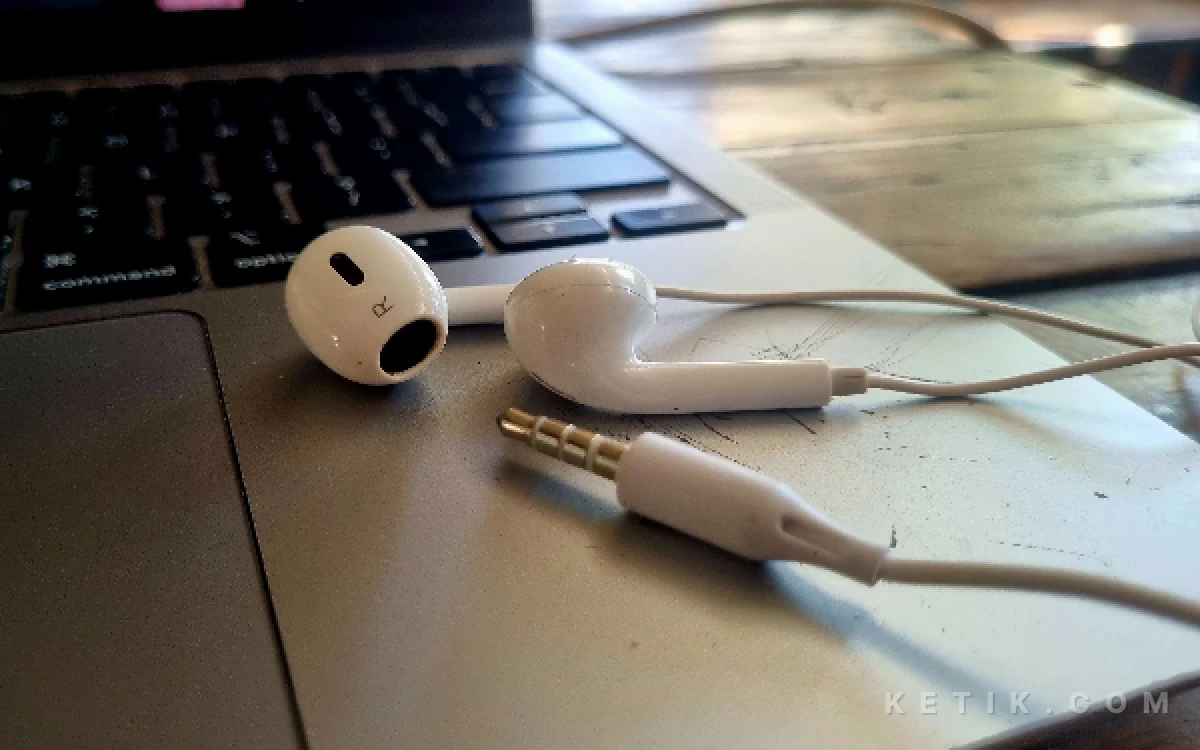 Foto Earphone Kabel (Foto: Eko/ketik.com).