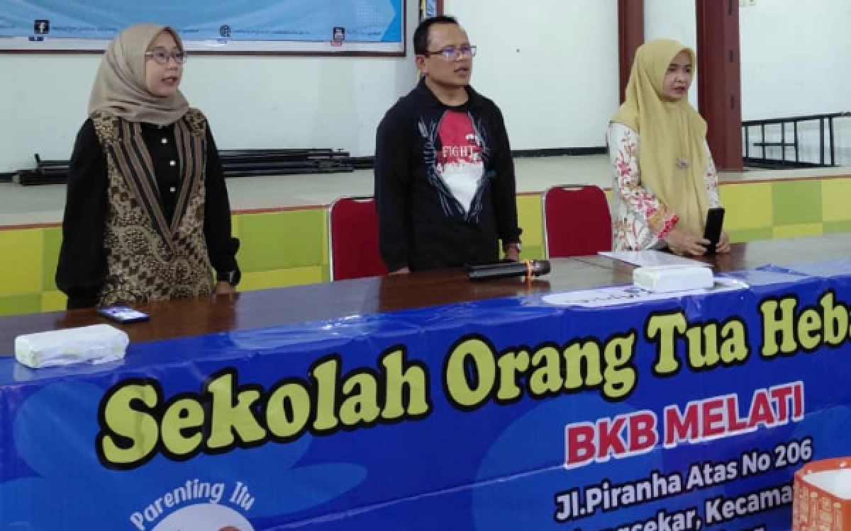 Foto Kepala PSGAD UIN Malang, Hj. Aprilia Mega Rosdiana, M.Si., hadir sebagai narasumber kegiatan Sekolah Orang Tua Hebat (SOTH) di Kelurahan Tunjungsekar, Kecamatan Lowokwaru, Kota Malang, Jumat, 2 Oktober 2026. (Foto: Fakultas Syariah UIN Malang)
