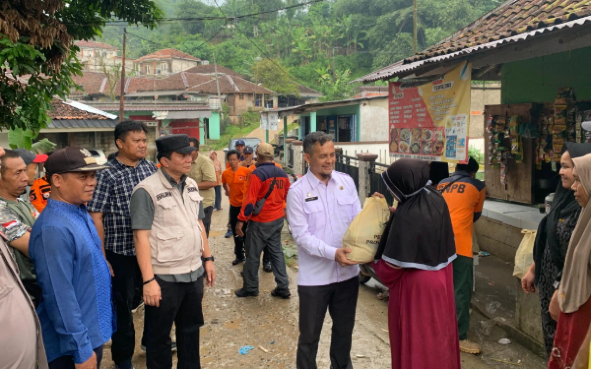 Foto Asda ll Rahmat saat memberikan bantuan sembako kepada korban pasca banjir kemarin.(Foto: Hasfi for ketik.com)