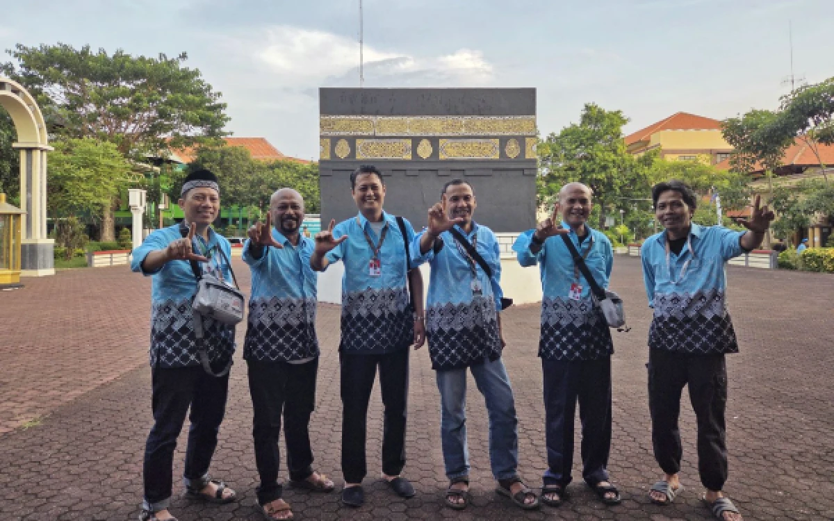 Thumbnail Berita - Haru, 11 Jurnalis Jawa Timur Berangkat Haji Setelah Menunggu 14 Tahun