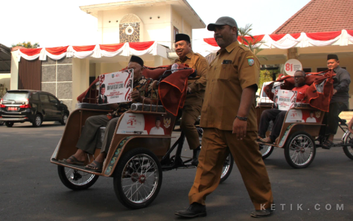 Foto Becak listrik bantuan Presiden Prabowo Subianto dikayuh Bupati Jombang Warsubi di Pendopo Kabupaten Jombang, 24 Agustus 2026. (Foto: Rifat/Ketik.com)