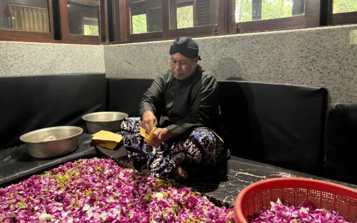 Thumbnail Berita - Mengenal Sekar Layon, Bunga Layu Khas Pesarean Gunung Kawi yang Sarat Makna Budaya
