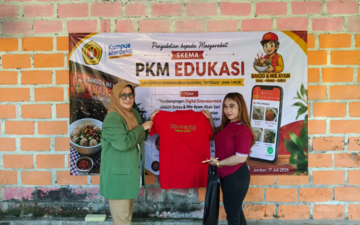 Foto Ketua Tim Pengabdian UPN Veteran Jatim, Dra. Ec. Niniek Imaningsih, M.P., saat memberikan cindera mata berupa kaos kepada salah satu karyawan Bakso & Mie Ayam Abah Sori. (Foto: Humas UPN Veteran Jatim for Ketik.com)