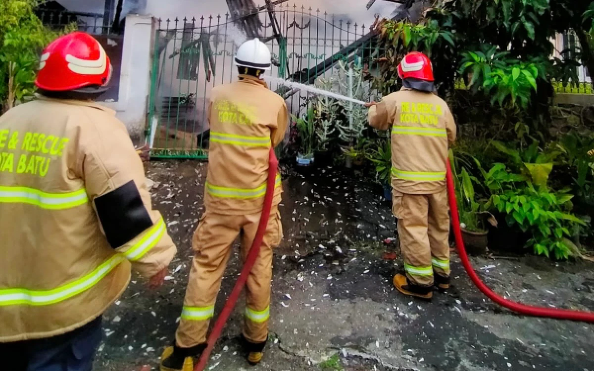 Thumbnail Berita - Kebakaran Rumah di Songgokerto Kota Batu, Api Diduga Berasal dari Tungku Kayu di Dapur